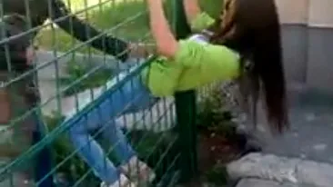 Asta este cea mai tare evadare! Patru eleve de la un liceu din Bucuresti s-au strecurat printr-o gaura de sarpe ca sa scape de ore