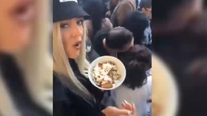MAMAIA ACUM: Delia mănâncă cartofi prăjiţi cu brânză în timp ce dansează pe masă la LOFT!