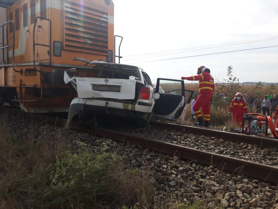 Accident grav în Suceava. Două persoane au murit, după ce mașina în care se aflau a fost spulberată de tren| VIDEO