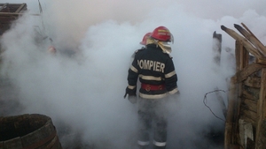 Sibiu: Un bărbat a murit intoxicat cu fum în locuința care a luat foc