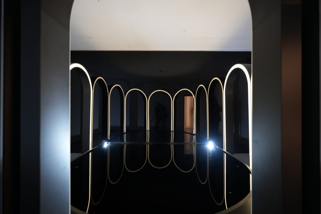 IQOS și Romanian Design Week te invită să descoperi instalația „Echoes of Presence” între 12-28 mai în Piața Amzei din București
