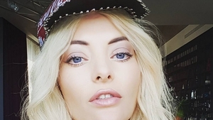 Delia, schimbare radicală de look! Şatenă, cu părul până la fund şi o ţinută nonconformistă