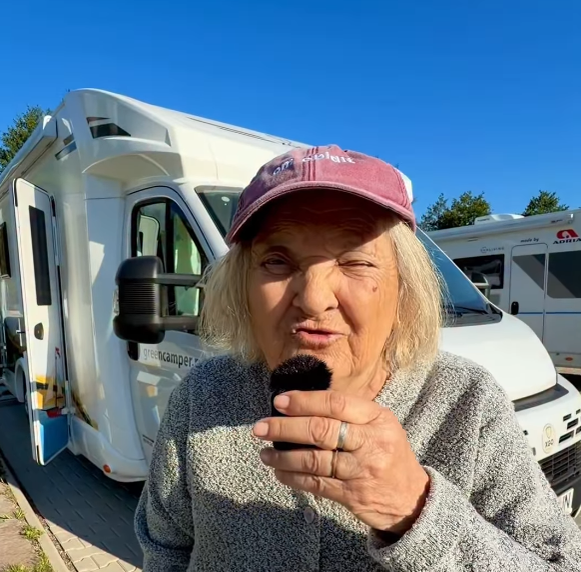 Ada Dumitru, vacanță inedită alături de bunica ei. „Mamaie” a devenit vedeta rulotei