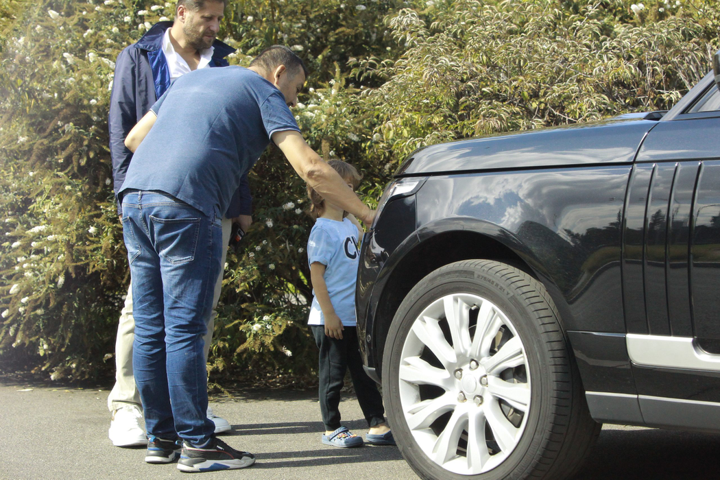 Lucian Mitrea s-a întâlnit cu un prieten și i-a prezentat mașina, un Range Rover