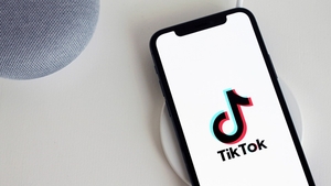 O fetiță de 12 ani a murit, după ce a făcut o provocare periculoasă pe TikTok: "Ea suferea mult din cauza bullying-ului"
