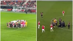 La un pas de moarte! Un fotbalist a dat gol, apoi s-a prăbușit din senin pe teren. Jucătorii au făcut scut în jurul lui