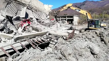 Misiune de căutare cu echipaj canin a celor 2 muncitori prinși sub dărâmături la mina Uricani. VIDEO