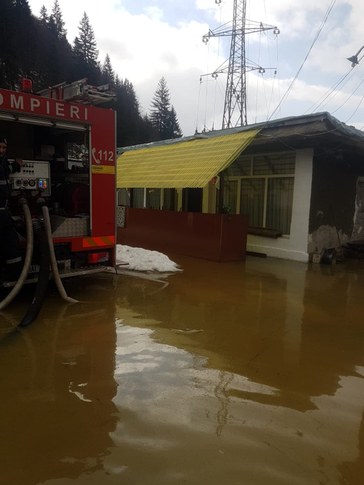 Apele care s-au revărsat de pe versanți au inundat totul în cale