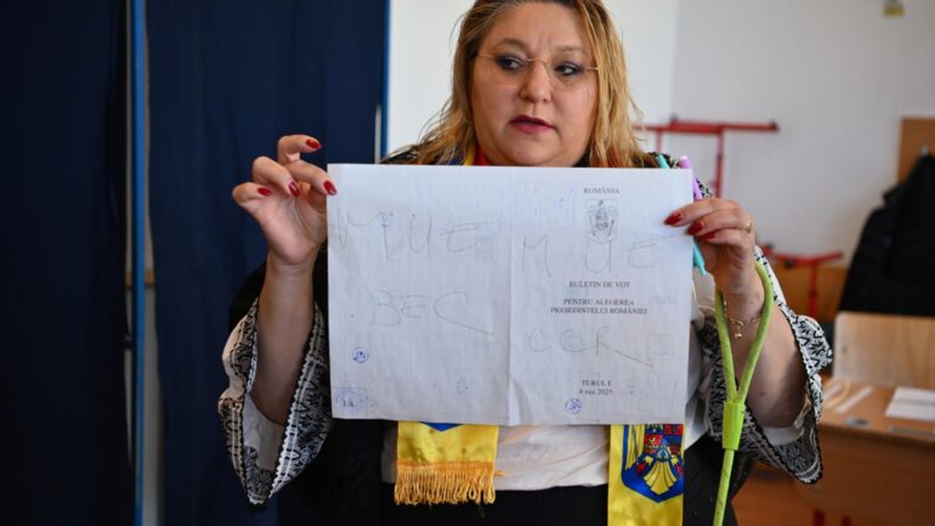 Diana Șoșoacă a făcut circ în secția de votare! Poliția a intervenit: "Puteți să-mi dați amendă"