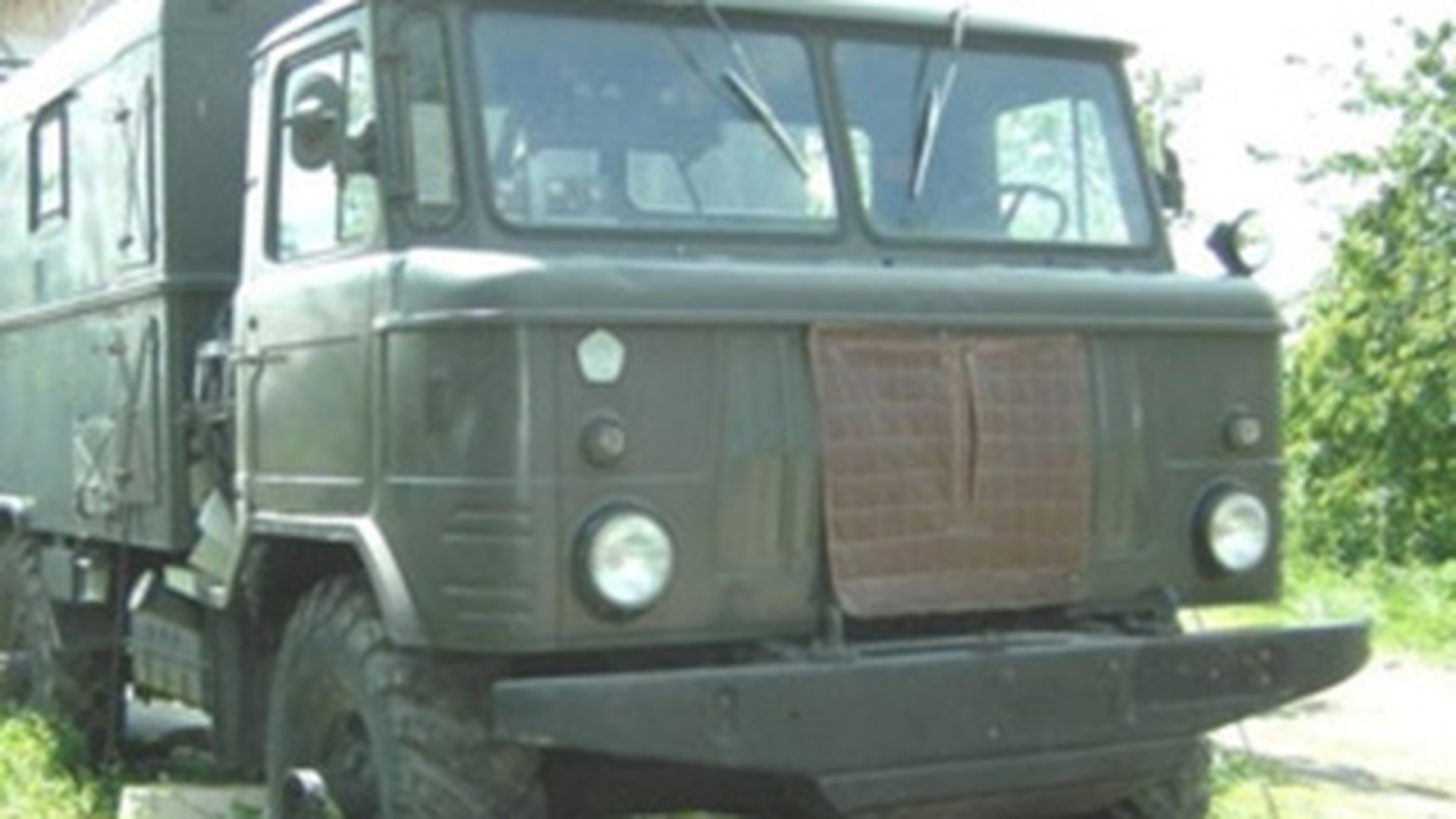Un barbat care nu s-a asigurat la coborarea din masina a murit prins sub rotile unui camion militar