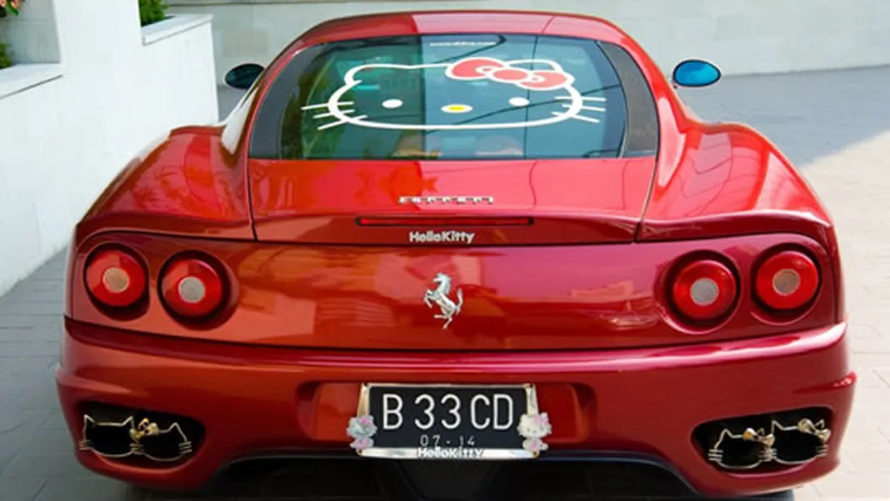 VIDEO A distrus un Ferrari 360 Modena pentru a-l decora cu... Hello Kitty!