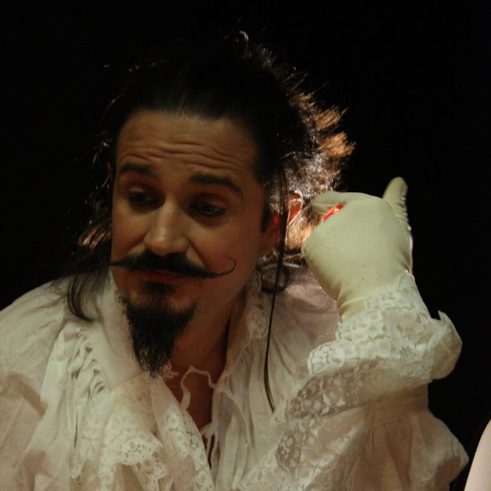 Iulian, într-un rol pe scena teatrului