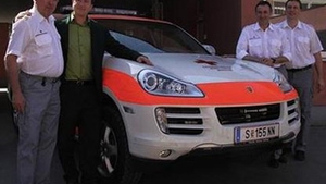 Merg cu ambulanta Porsche la spital
