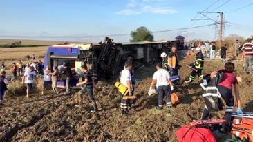 Tren deraiat în Turcia: Cel puțin 24 morți și 73 de răniți