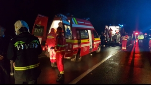 29 de persoane, blocate într-un autocar care s-a răsturnat pe un drum din județul Olt