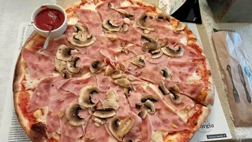 Câți lei a dat un turist pe această pizza, într-un restaurant din Alba Iulia. Când i-a adus comanda, nu i-a venit să creadă