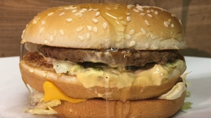 Iată ce se întâmplă atunci când torni acid sulfuric pe un Big Mac. Rezultatul experimentului e unul contrar aşteptărilor, iar imaginile au devenit virale