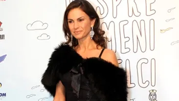 Ce lipicioasa este Ramona Badescu  Pupa tot ce prinde!