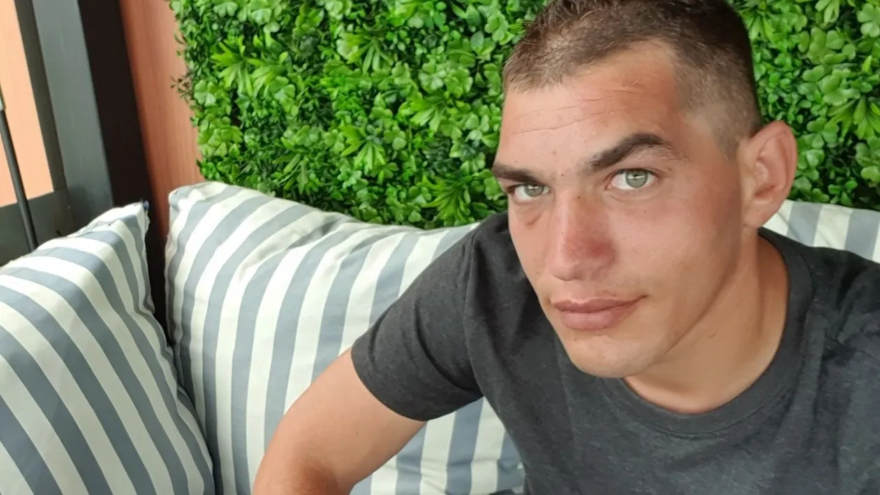 Cum a reacţionat Iosif, tânărul din imagine, când a fost dus prima dată la KFC! Ţi se rupe sufletul: Ce e ăla?