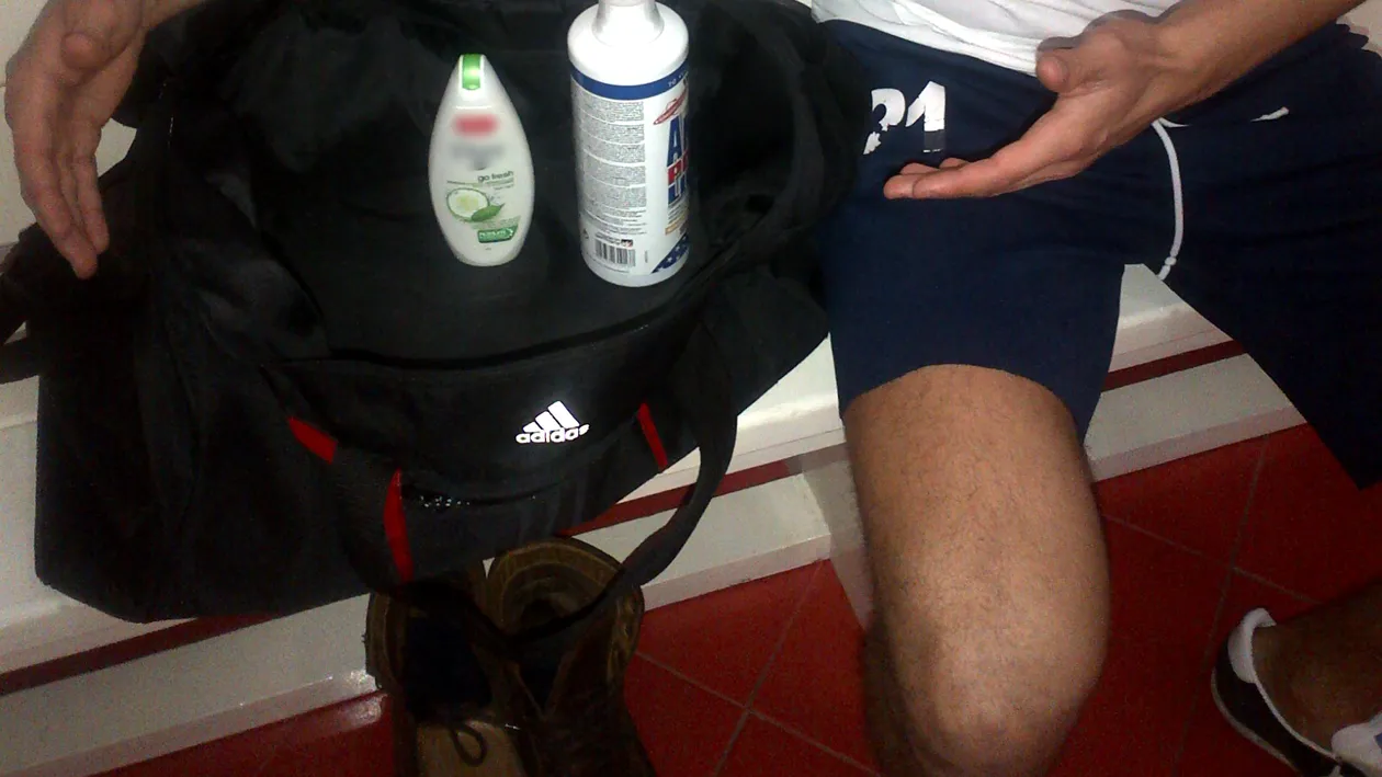 Ce festa de zile mari i-au jucat lui Sergiu Barboni! Dupa ce a plecat cu prosoapele din hotel, a ramas fara al lui, chiar la dus!