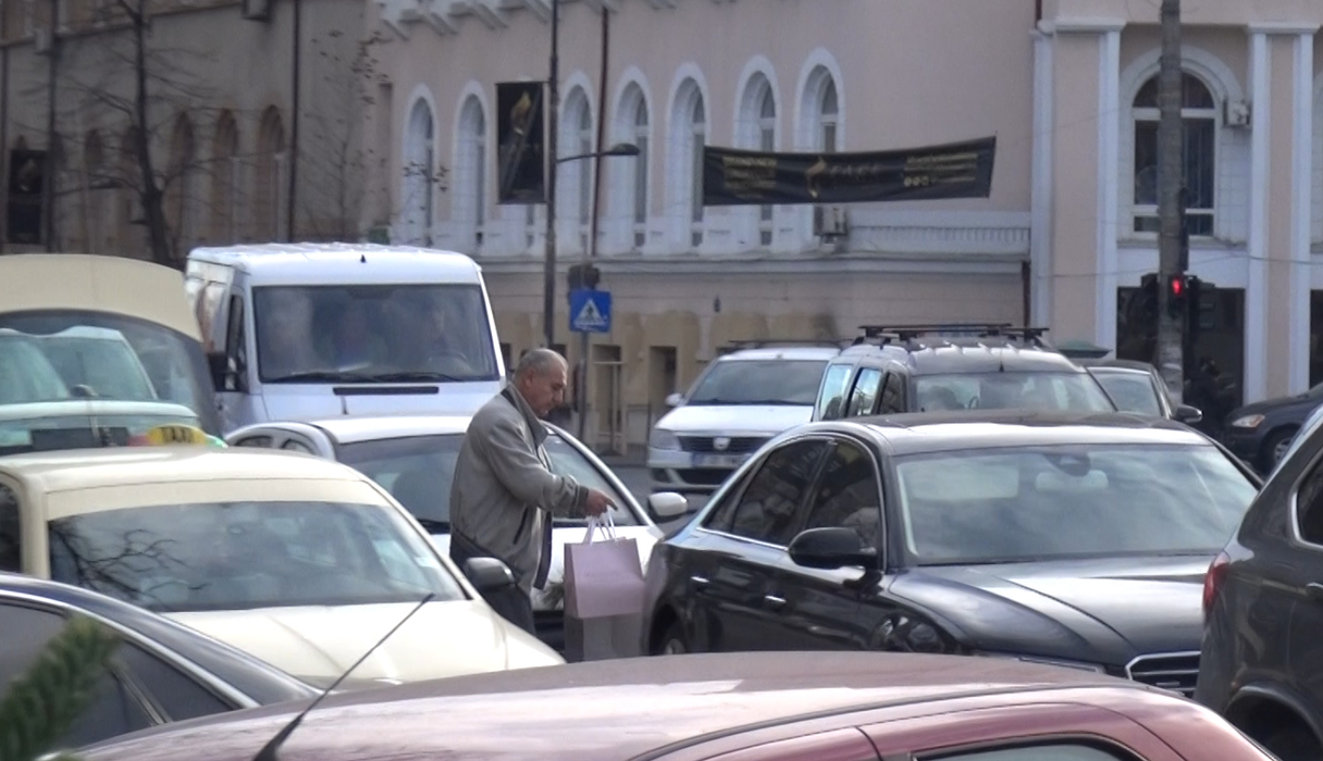 Cocoş duce mai multe pungi la maşină