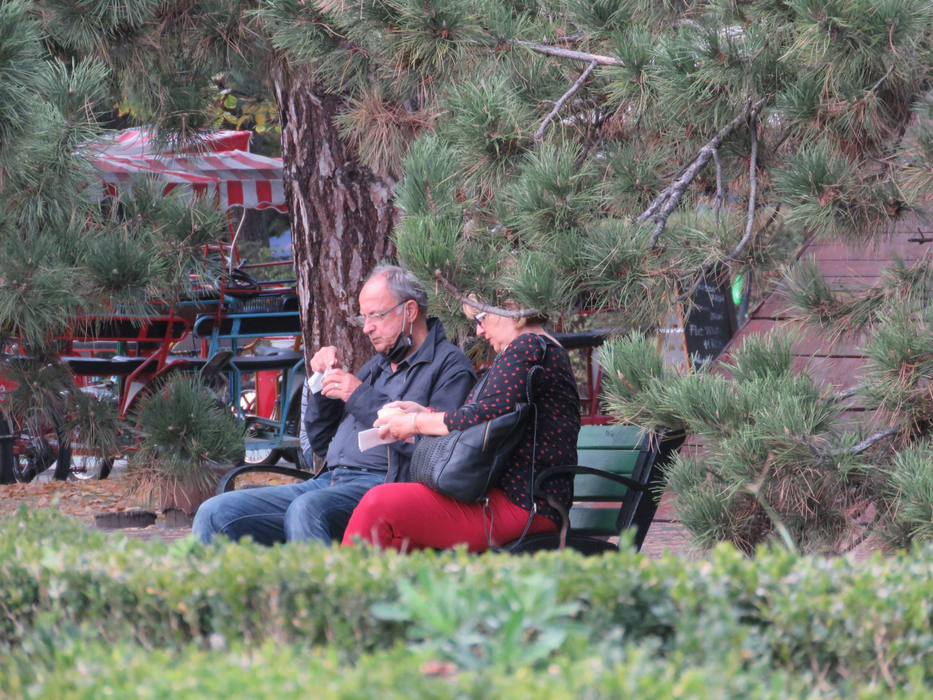 Ilie Șerbănescu și doamna lui au ieșit în parc, la o plimbare și o înghețată