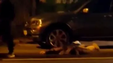 Un tânăr din București a fost bătut de un taximetrist și lăsat să zacă pe asfalt