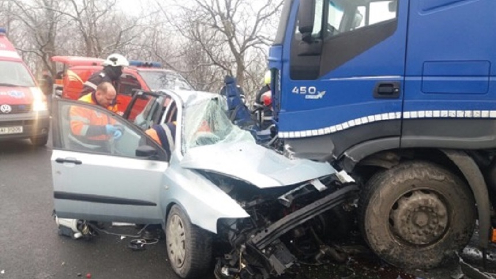 Accident teribil în Hunedoara! O familie cu doi copii, spulberată de TIR. Imagini cutremurătoare