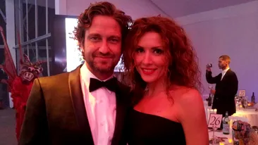 Mircea Badea ia-o p-asta! Carmen Bruma este topita dupa un barbat cu adevarat fatal! Vezi cum arata si cat e de fericita in bratele lui Gerard Butler!