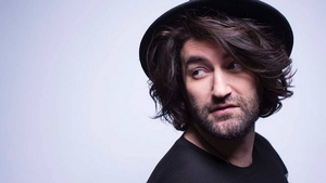 Înaintea semifinalei de la ”Românii au Talent”, a dormit la cântăreţ acasă. Ea este iubita secretă a lui SMILEY? Vă arătăm în exclusivitate filmări cu cei doi la 1 noaptea!