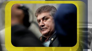 Cum arăta înainte Gabriel Oprea și cum arată acum! IMAGINI TARI! Fostul ministru de Interne s-a vopsit regulamentar