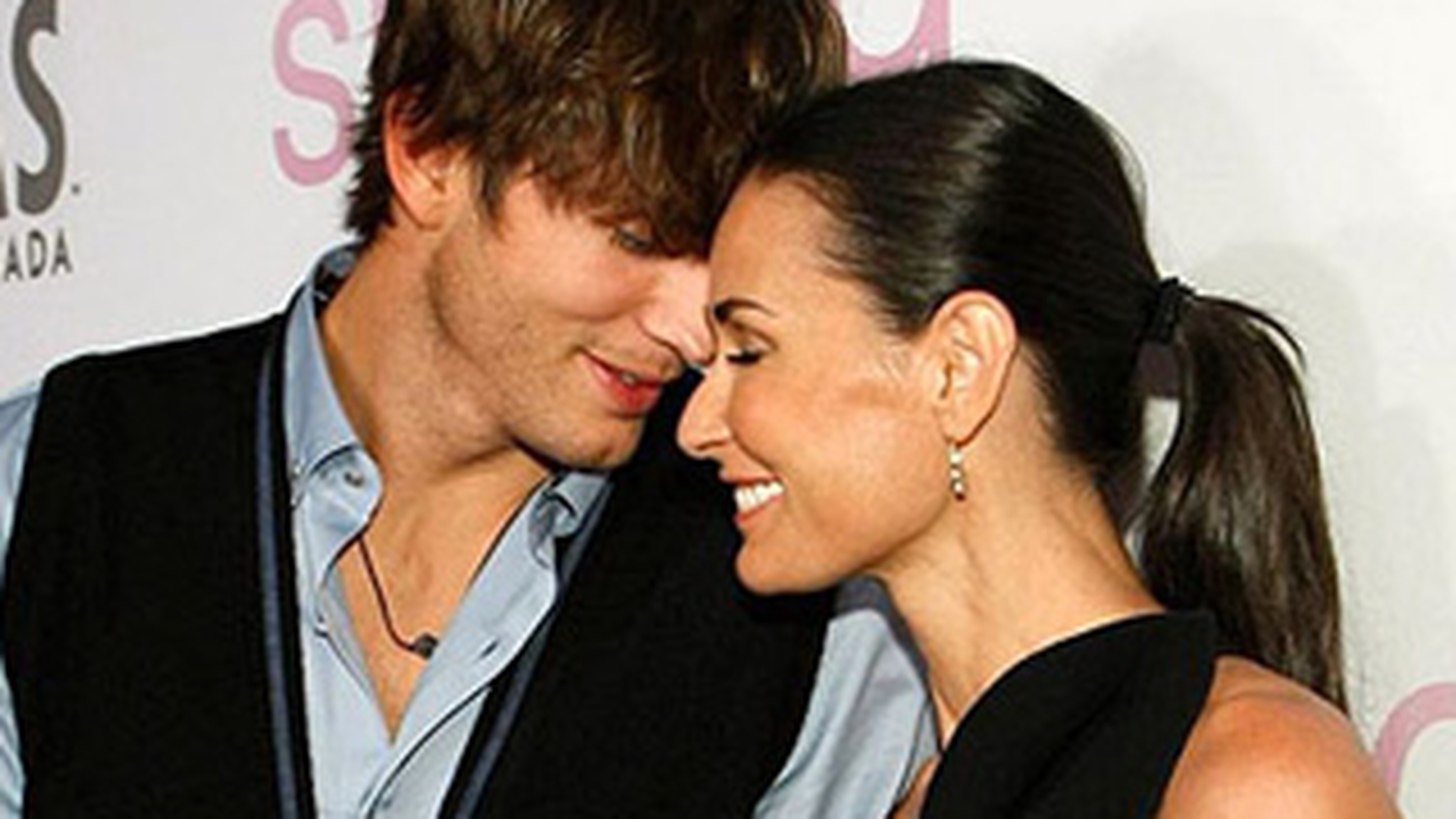 Demi Moore divorteaza de Ashton Kutcher! Anuntul a fost facut chiar de actrita