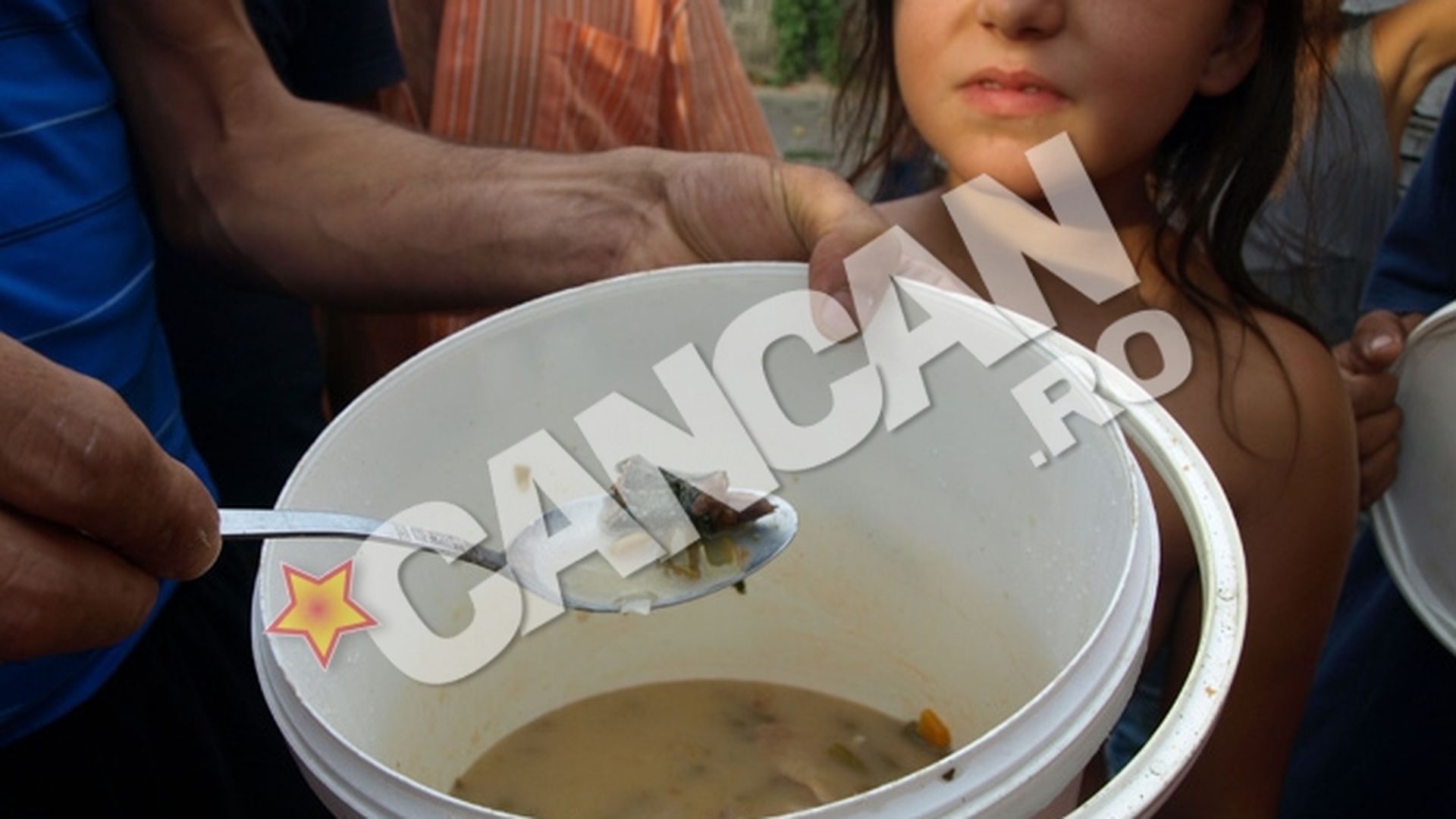 Nu ai fi crezut ca asa ceva este posibil! Imagini horror! Ciorba de fasole cu bucati de soparla pentru saracii din Deva