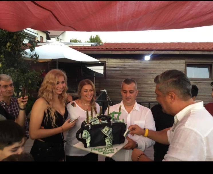 ANAMARIA PRODAN i-a sărbătorit pe Sarah şi Bebeto! Invitaţii au rămas fără cuvinte când au văzut ce tort a avut Sarah