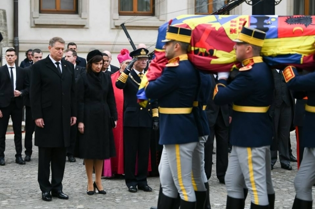 Ce spune psihologul despre atitudinea preşedintelui Iohannis la funeraliile Regelui Mihai l: ”A fost singurul personaj care…”