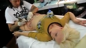VIDEO Reactia BIZARA a acestei femei cand e tatuata in zona intima! "Oare la ce se gandeste cand face ASTA?"