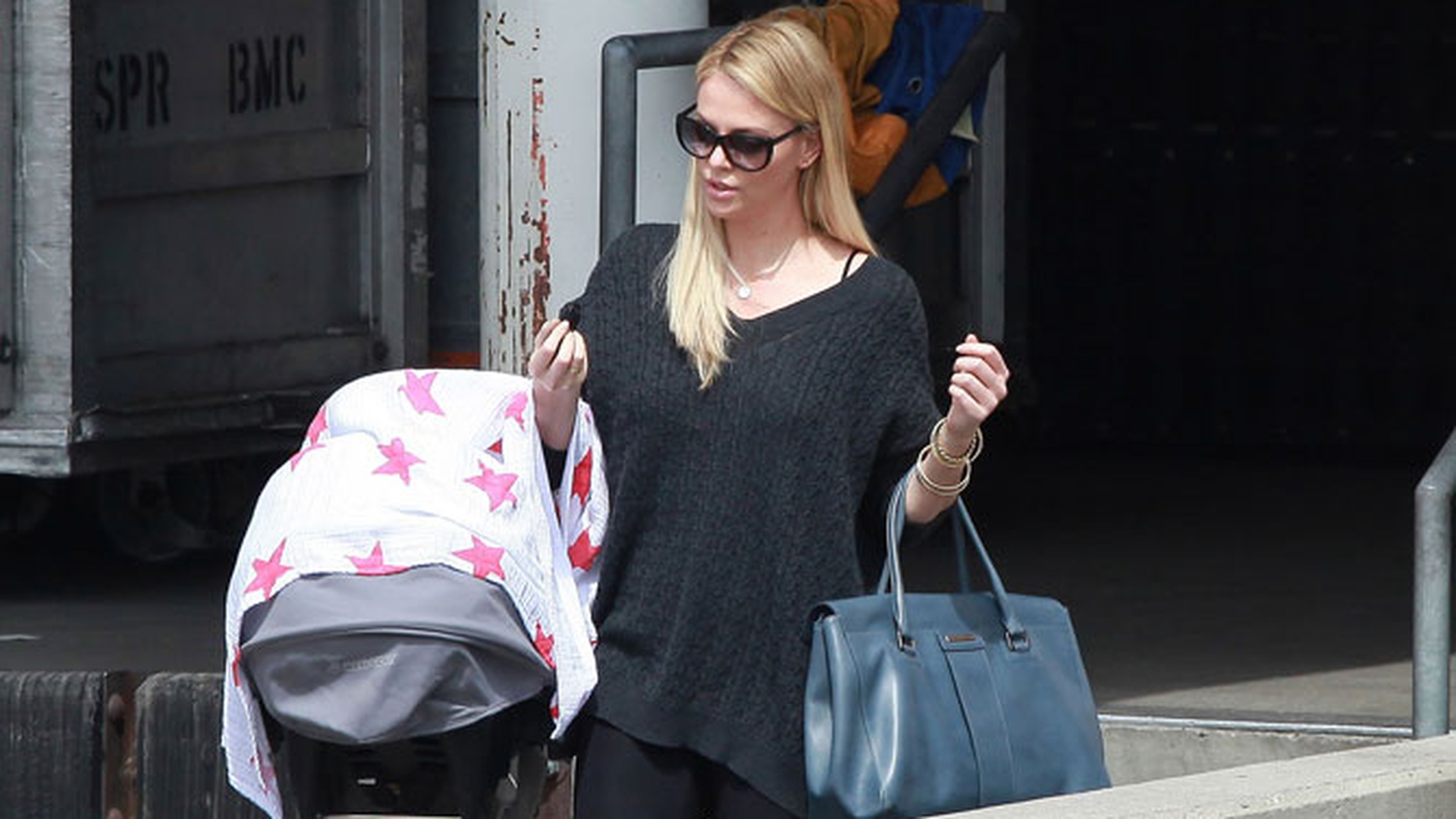 Charlize a iesit pentru prima oara in public cu baietelul adoptat