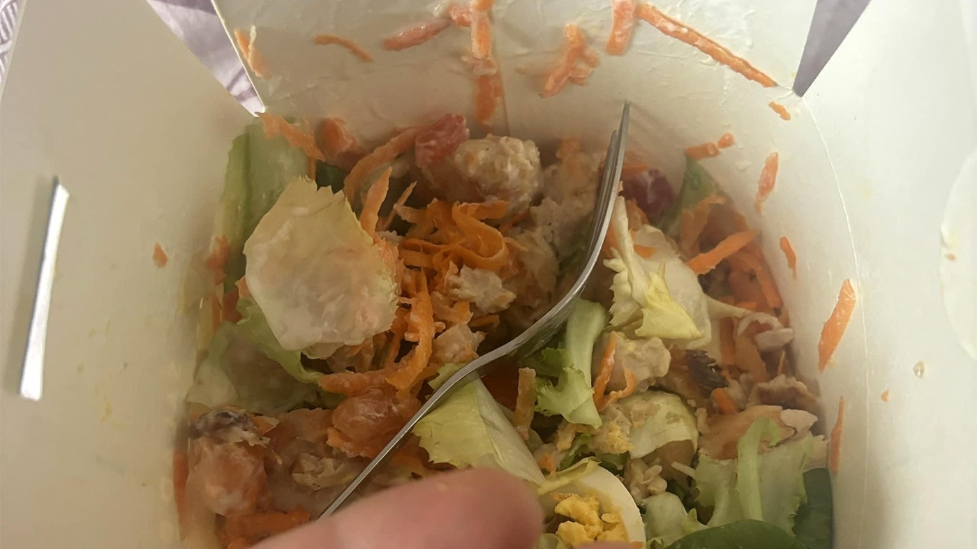 O clujeancă și-a comandat o salată de la Salad Box. Ireal ce a primit, de fapt