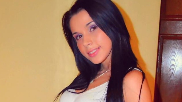 Cum se chinuie Ingrid, sexy-necunoscuta din Resita ajunsa celebra pe Facebook, sa fie primita inapoi de angajatii lui Zuckerberg!