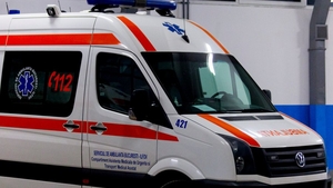 O ambulanță SMURD s-a răsturnat în Capitală. Membrii echipajului au fost transportați la spital
