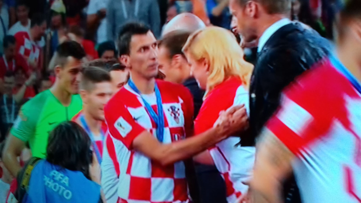 Franța e campioana mondială! Imagini emoționante cu învinșii, croații, consolați de șefa țării, Kolinda Grabar-Kitarović! Putin și Macron i-au îmbrățișat și ei
