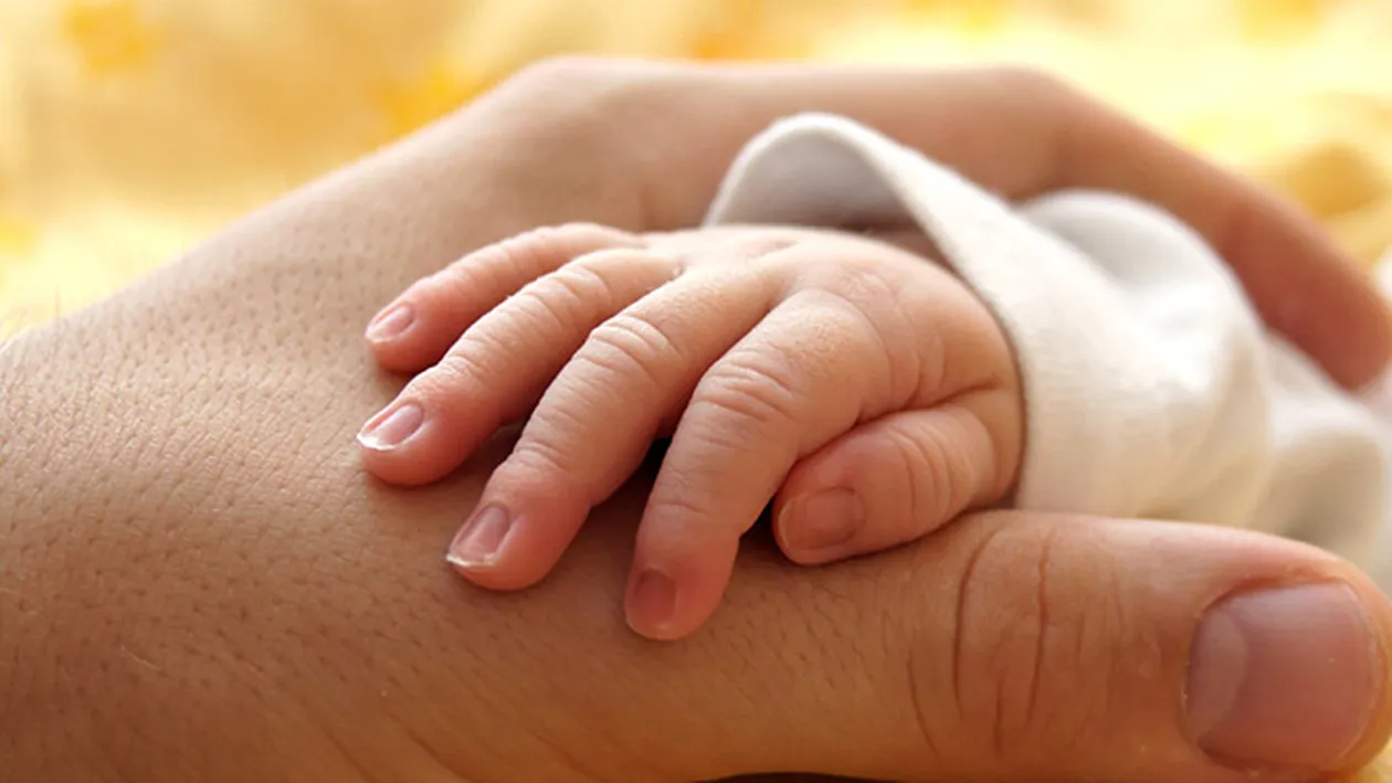 ŞOCANT! Un afacerist din România a cumpărat un bebeluş de la o familie de romi