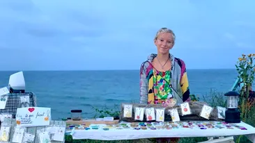 Emoționant! O fetiță de 11 ani vinde bijuterii făcute de ea pentru a-și salva cățelul