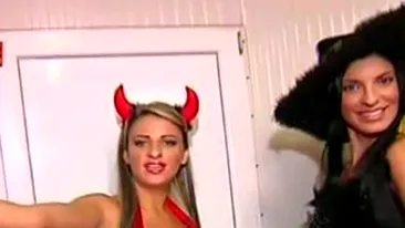 VIDEO Andreea Tonciu despre cum cucereste barbatii: Arma mea ascunsa e sub fusta! Buruiana si Tonciu si-au pregatit armele pentru Halloween!