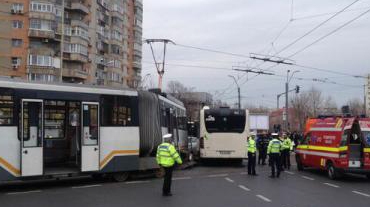 ACCIDENT în Capitală! Un tramvai şi un autobuz RATB s-au izbit la intersecţia Baba Novac - Mihai Bravu