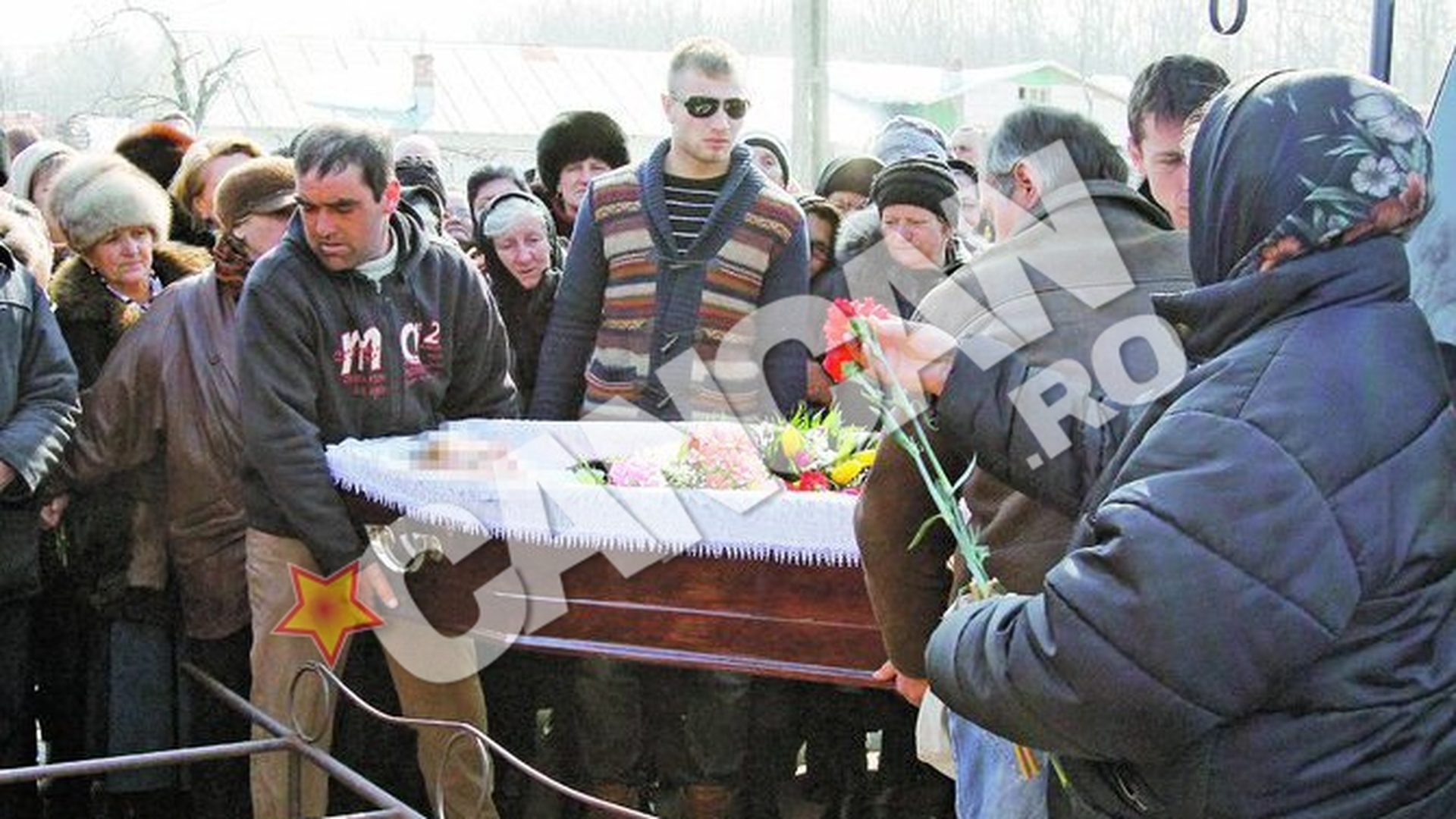 Gasca lui Vladan a vrut sa faca legea pe ultimul drum al coafezei asasinate de sotul gelos! Inmormantare cu cafteala si interlopi de gang