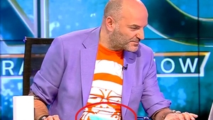 Dan Capatos, cu mască chirurgicală pe față în platoul de la “Xtra Night Show”! Ce a pățit prezentatorul TV