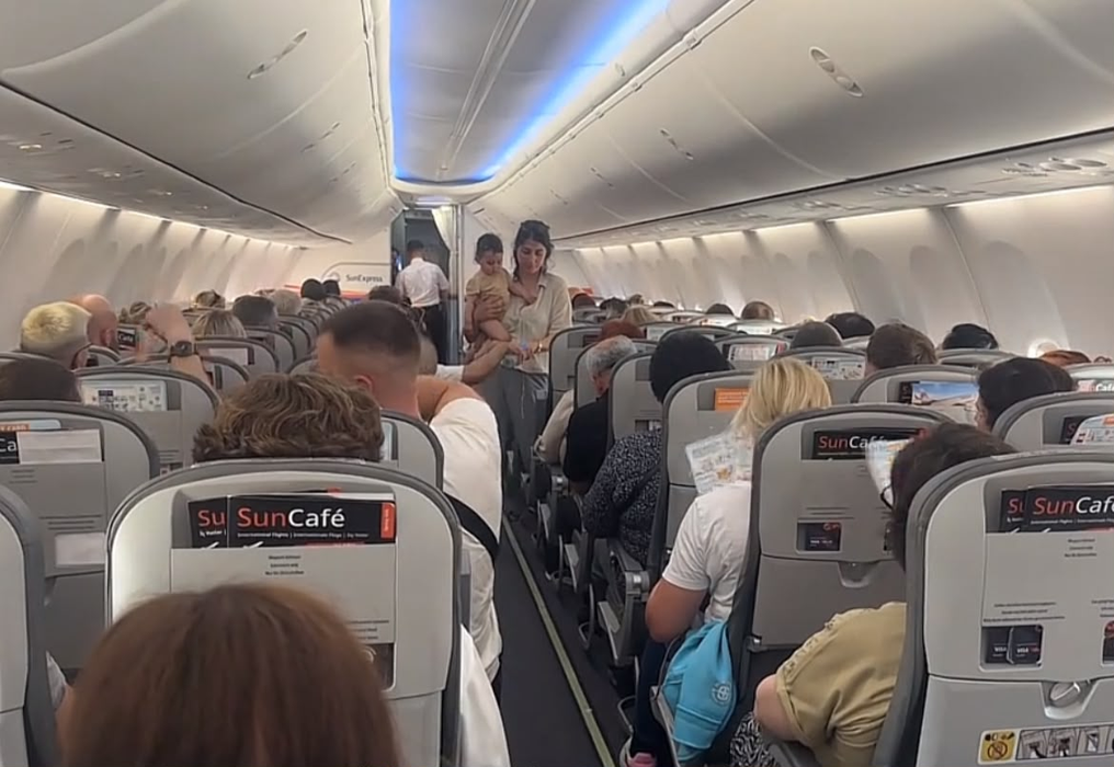 Pasagerii unui avion care trebuia să zboare în Antalya au trecut prin clipe grele. Blocați pe pistă, la 56 grade Celsius