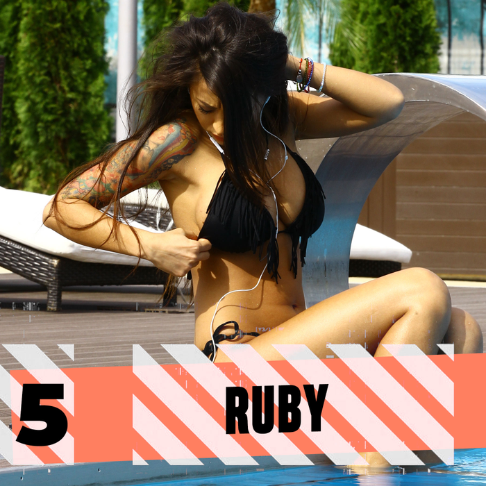 Top 30 vedete care “s-au jucat” cu sutienul pe plajă. Ce locuri ocupă în clasament Mihaela Rădulescu, Loredana Groza, Oana Zăvoranu, Ruby sau Roxana Vancea