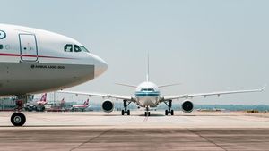 O româncă a rămas blocată într-un avion, după un atac cu drone. Ce se auzea, pe filmare, în timpul haosului de pe aeroportul din Copenhaga